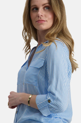 Blauw gestreept overhemd met lange mouwen van VERO MODA, met borstzak en gouden armband.
