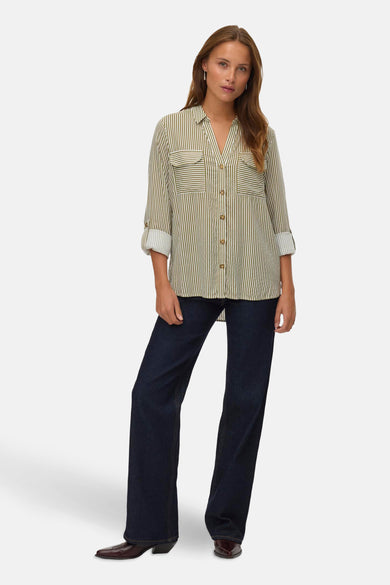 Groen gestreept overhemd van Vero Moda, met lange mouwen opgerold en donkere jeans en bruine laarzen.