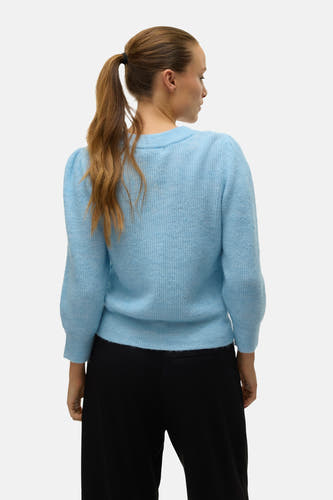 Blauwe trui met ronde hals van VERO MODA, gezien van achteren, met pofmouwen en gedragen met een zwarte broek.