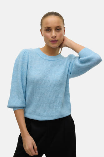 Blauwe trui met ronde hals van VERO MODA, met driekwart mouwen en een zachte textuur.
