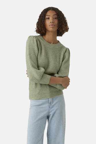 Pull vert avec col rond de VERO MODA®, avec manches courtes bouffantes et une texture côtelée, porté avec un jean bleu clair à jambes larges.