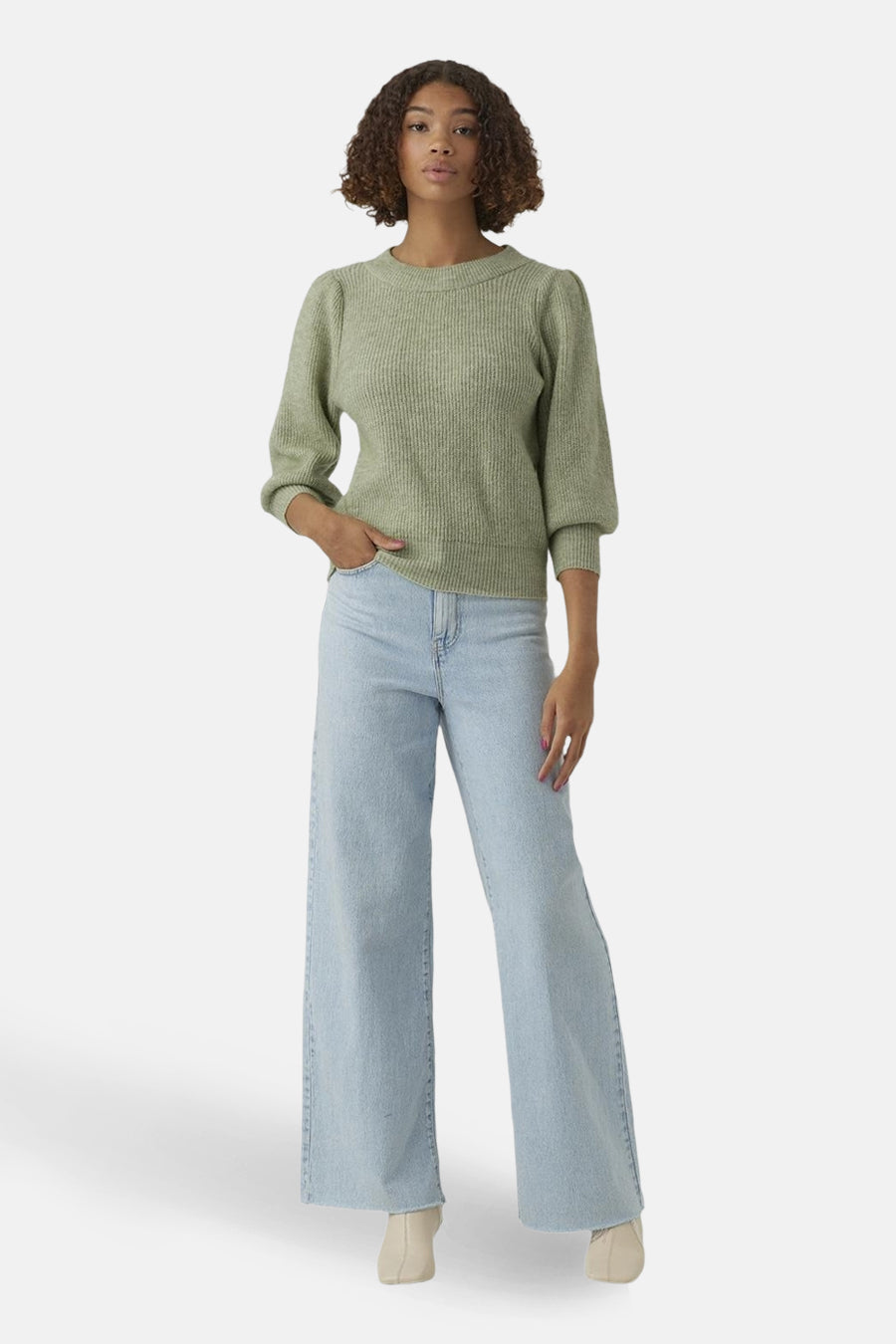 Groene trui met ronde hals van Vero Moda, met pofmouwen en gedragen met wijde jeans en enkellaarsjes.