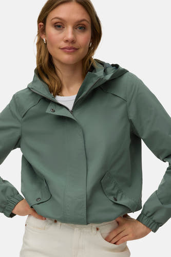 Veste courte verte VERO MODA®, avec capuche, manches longues et poches latérales.