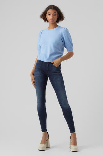 Blauwe trui met ronde hals van VERO MODA, met korte pofmouwen, gecombineerd met een donkere jeans en beige hakken.

