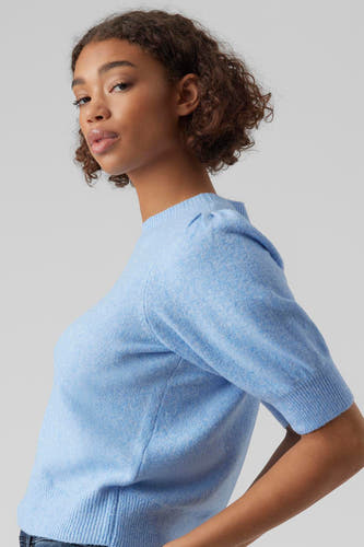 Blauwe trui met ronde hals van VERO MODA, cropped zij-aanzicht van een vrouw met krullend haar.