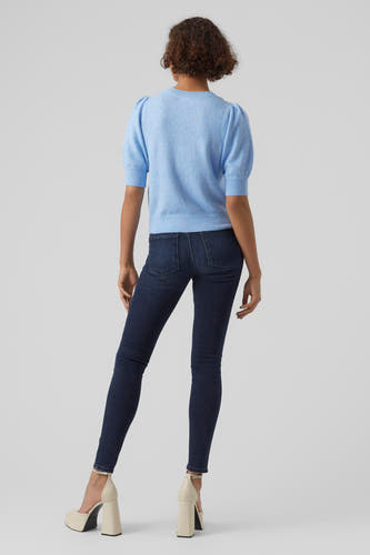 Pull-over bleu avec col rond de Vero Moda, vue arrière, associé à un jean foncé et des talons de couleur crème.