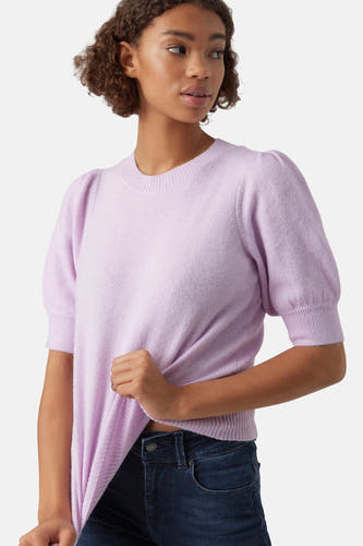 Pull violet à col rond de Vero Moda, avec des manches courtes bouffantes et associé à un jean foncé.