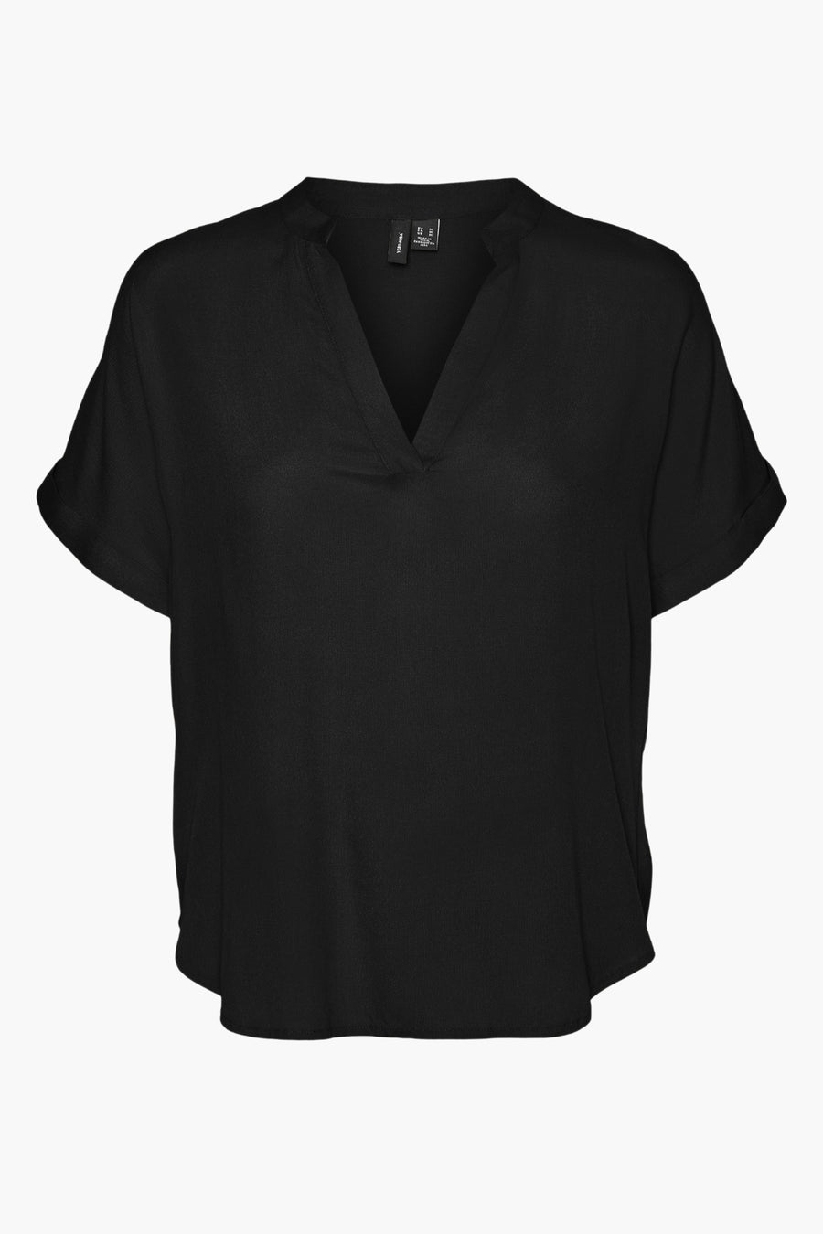 Chemisier noir à manches courtes de Vero Moda, avec un col en V et des manches retroussées.