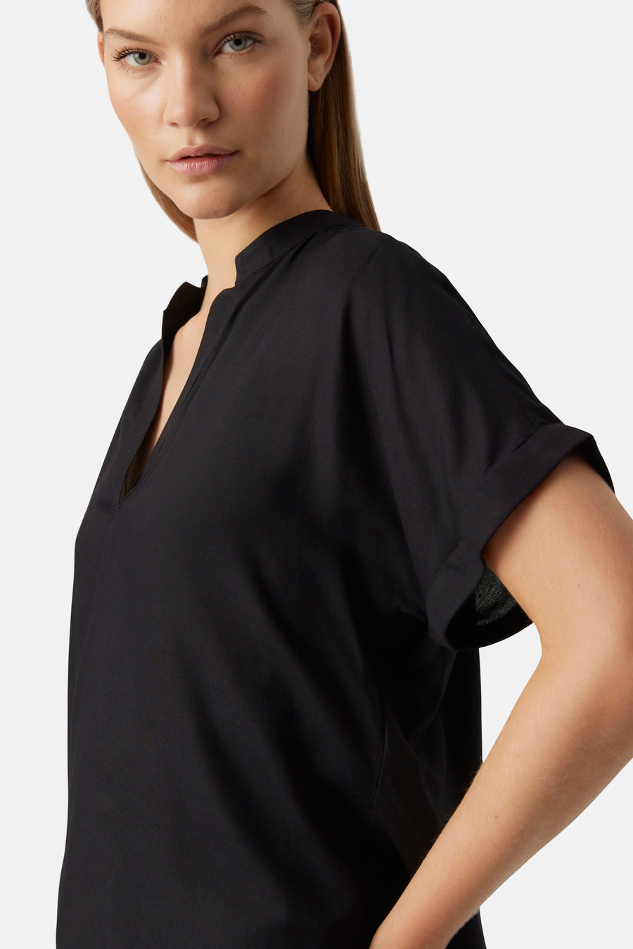 Zwarte blouse met korte mouwen van VERO MODA®, met een V-hals en opgerolde mouwen.
