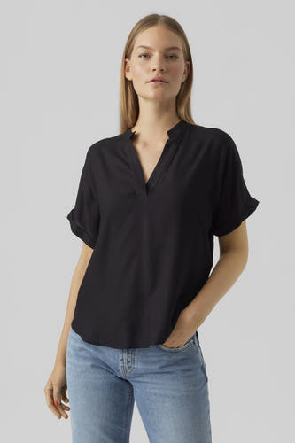Chemisier noir à manches courtes de VERO MODA®, avec un col en V et des manches retroussées.