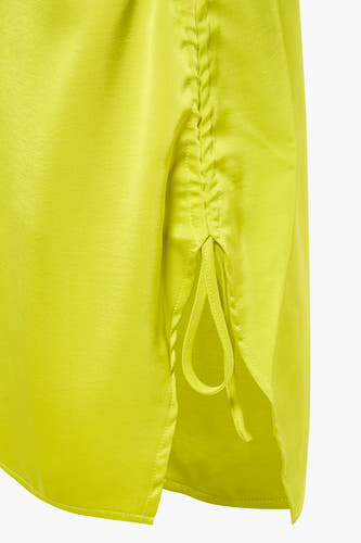 Jupe jaune de SOMETHING NEW, avec détail de cordon de tirage sur le côté et une texture lisse et brillante.