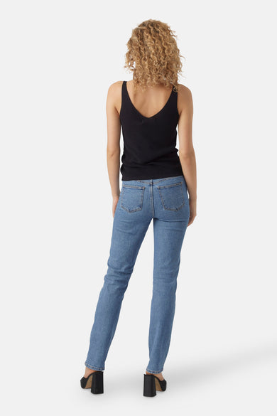 Zwarte top van VERO MODA, met een V-hals en gedragen met blauwe jeans en zwarte hakken.