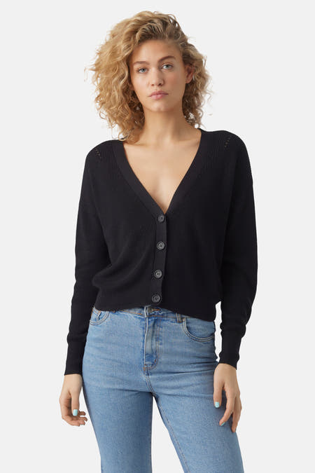 Zwart vest van Vero Moda, met knoopsluiting, gecombineerd met een spijkerbroek.
