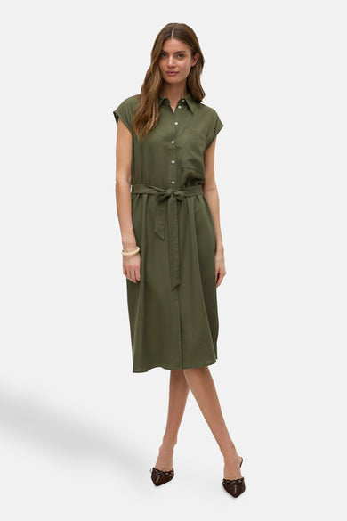 Mouwloos kleedje in kaki van VERO MODA, met knoopsluiting, ceintuur en een armband.
