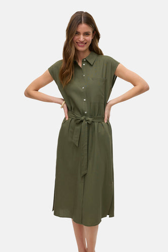 Vrouw met olijfgroene jurk met ceintuur.