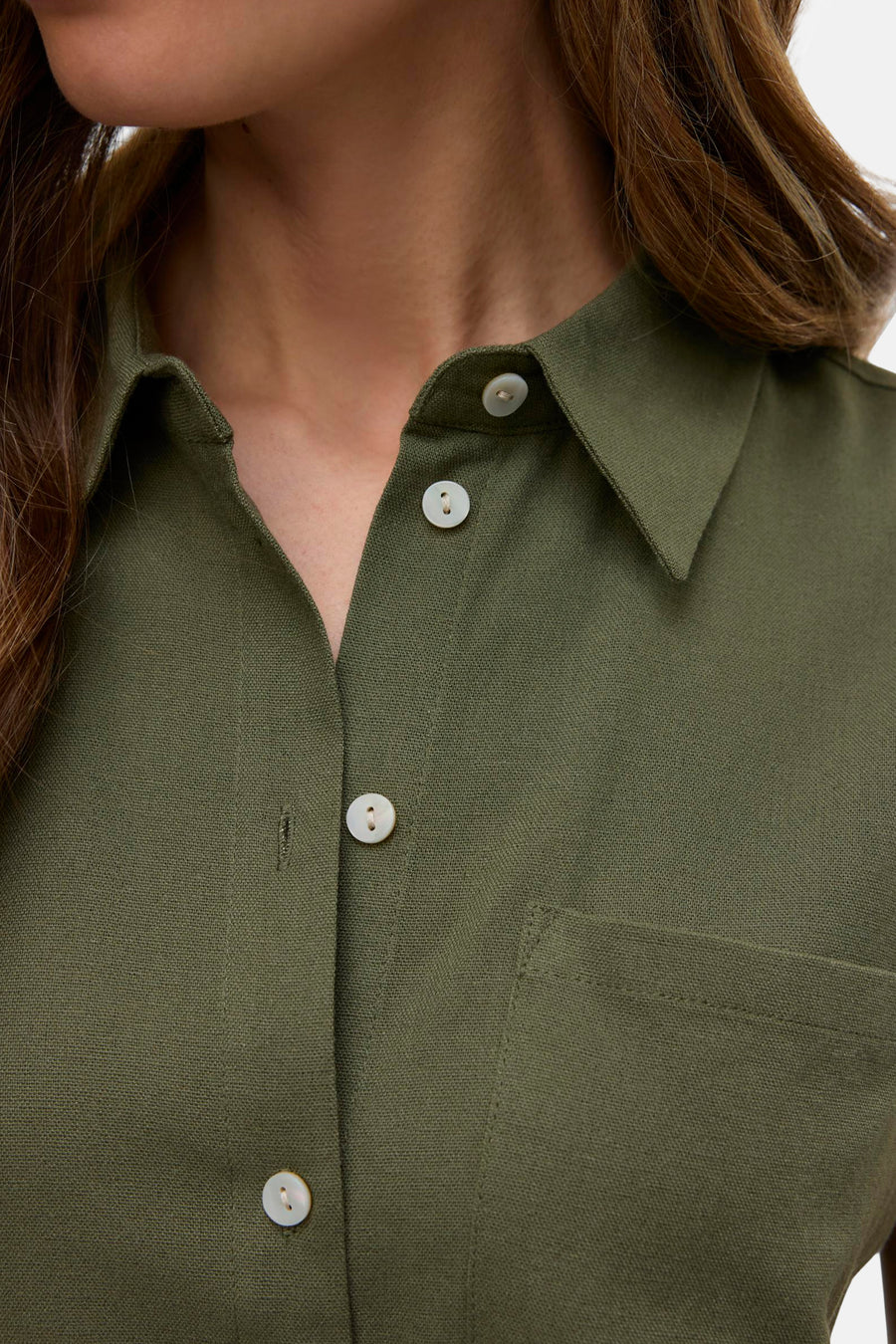 Groene linnen blouse met knoopsluiting.
