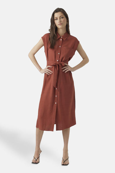 Moulose, bruine kleedje van VERO MODA met knoopsluiting, riem en split aan de onderkant.