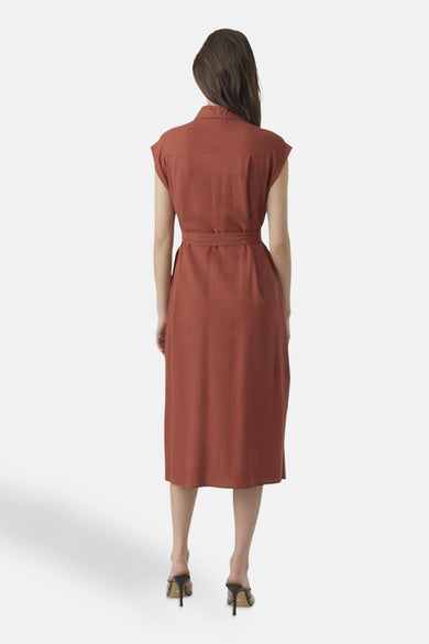 Bruine mouwloze kleedje van VERO MODA, met een riem in de taille en lage hakken.
