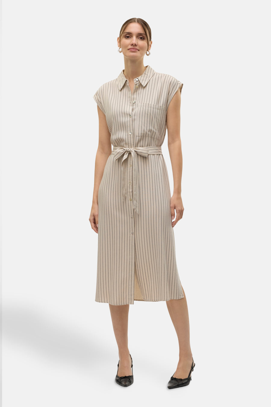 Jupe sans manches beige de Vero Moda, avec un motif à rayures et une ceinture à la taille.