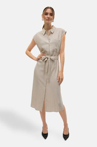 Robe beige sans manches de VERO MODA, avec des rayures verticales, une ceinture et des chaussures noires.