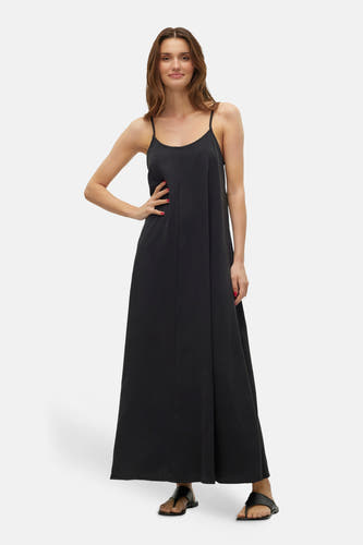 Robe longue noire sans manches VERO MODA®, longueur maxi avec fines bretelles et sandales noires.
