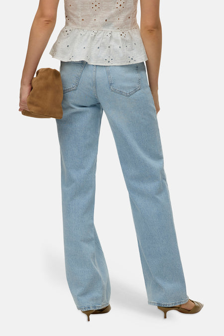 Lichtblauwe straight jeans van Vero Moda, met zakken en een losse pasvorm.