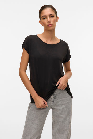 T-shirt noir VERO MODA, avec manches courtes et un col rond simple.