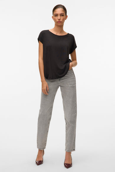 Zwart T-shirt met korte mouwen van VERO MODA, gecombineerd met een grijze jeans en donkerrode pumps.
