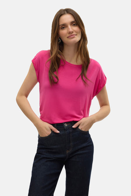 T-shirt rose à manches courtes de VERO MODA, porté avec un jeans bleu marine.