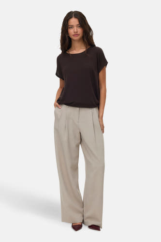 Bruin T-shirt met korte mouwen van VERO MODA, gecombineerd met een beige pantalon met wijde pijpen en puntige schoenen.