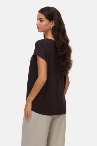 Bruin T-shirt met korte mouwen van VERO MODA, gezien van achteren, gecombineerd met beige broek.