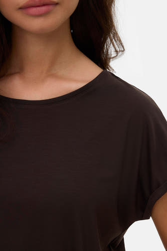 Bruin T-shirt met korte mouwen van VERO MODA, cropped close-up shot.