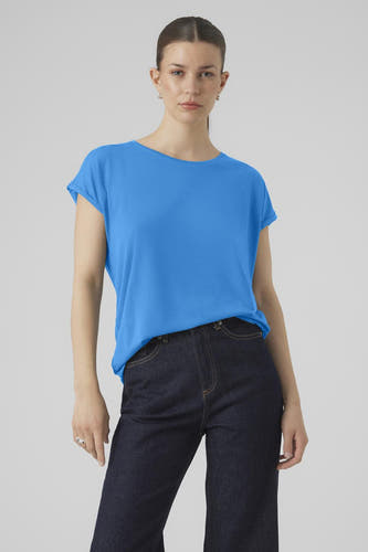 T-shirt bleu à manches courtes de VERO MODA, porté avec des jeans foncés.