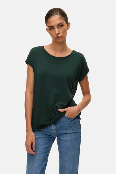 Groen T-shirt met korte mouwen van VERO MODA, gedragen met jeans.