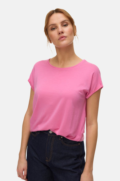 Roze T-shirt met korte mouwen van VERO MODA, gedragen met donkere jeans.
