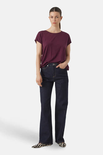 Paars T-shirt met korte mouwen van VERO MODA, gedragen met donkere jeans en zebraprint schoenen.