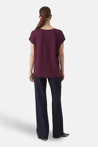 Paars T-shirt met korte mouwen van VERO MODA, gezien van achteren, gecombineerd met donkere jeans en schoenen met zebraprint.