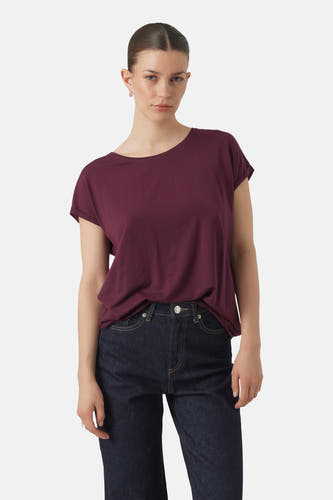 Paars T-shirt met korte mouwen van VERO MODA, gedragen met een donkere jeans.