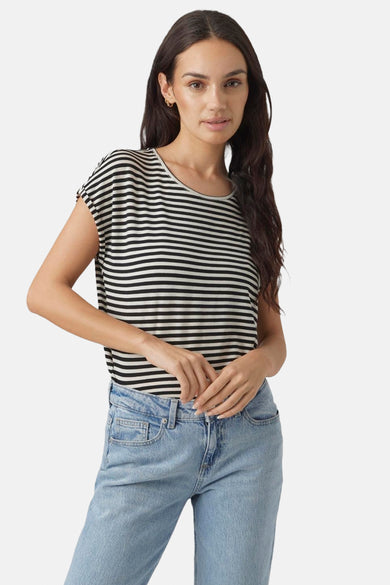 Zwart gestreept T-shirt van VERO MODA, met korte mouwen, gecombineerd met een jeans.