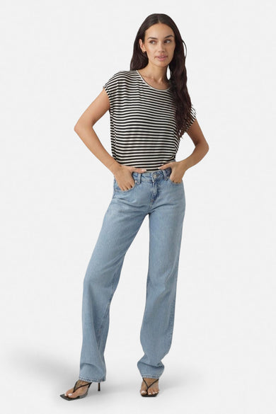 Zwart gestreept T-shirt van VERO MODA, met korte mouwen en een casual pasvorm, gecombineerd met een blauwe jeans.