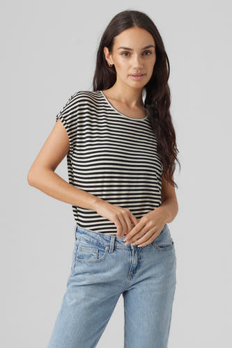 T-shirt rayé noir de Vero Moda, porté avec un jean bleu.