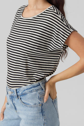 T-shirt rayé noir de VERO MODA, avec manches courtes et combiné avec un jean bleu.