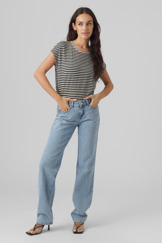 T-shirt noir à manches courtes de VERO MODA, à rayures horizontales, associé à un jean décontracté et à des talons.