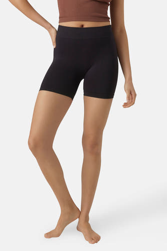 Shorty noir de VERO MODA avec une ceinture large et côtelée.