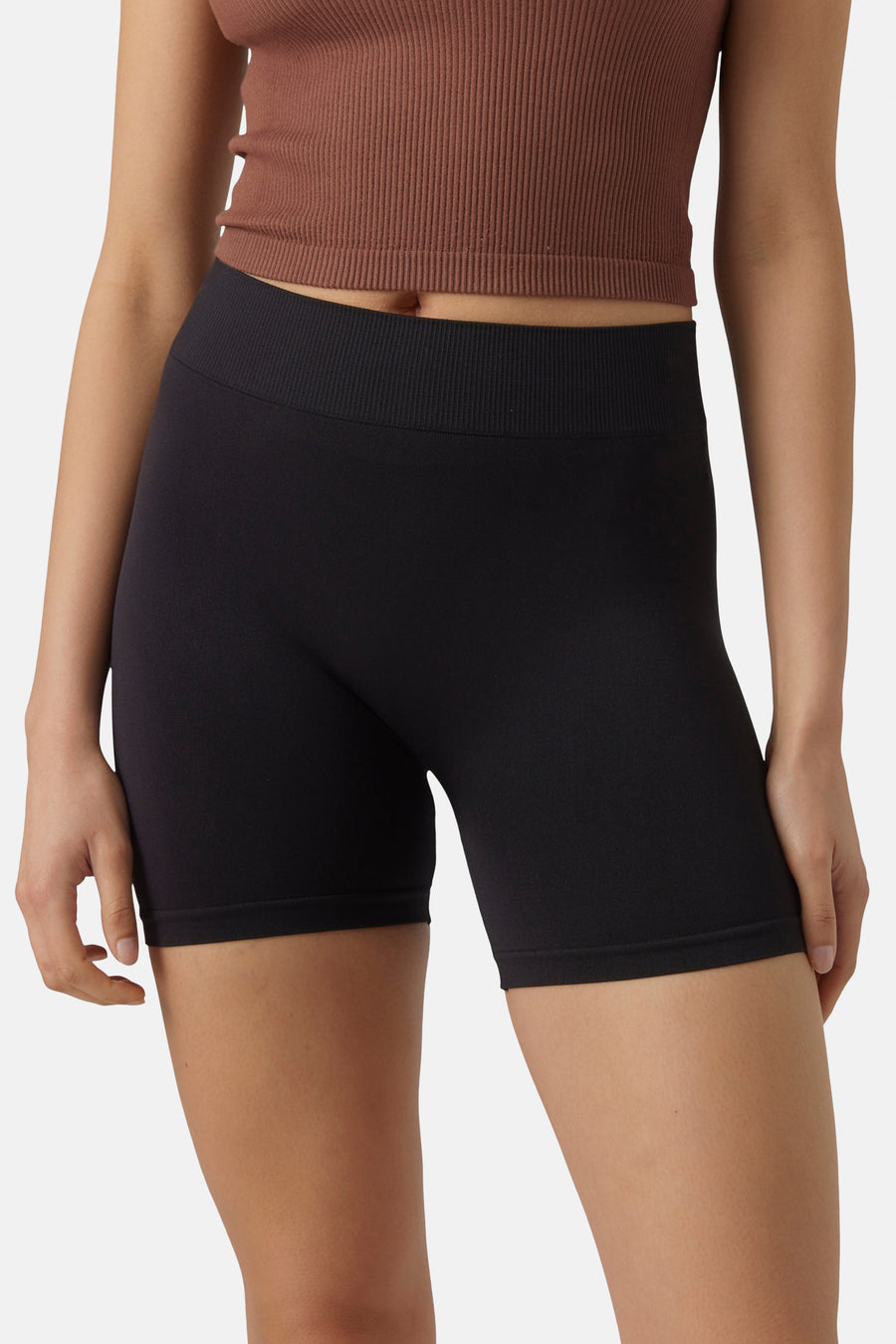 Shorty boxers noirs de Vero Moda, avec une ceinture élastique et un ajustement serré.