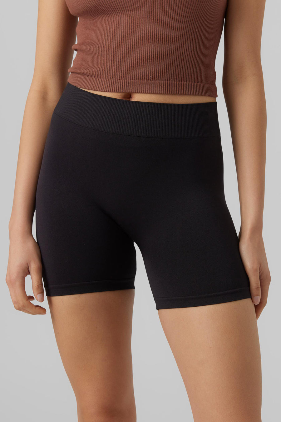 Shorty boxers noirs de Vero Moda, portés avec un haut marron.