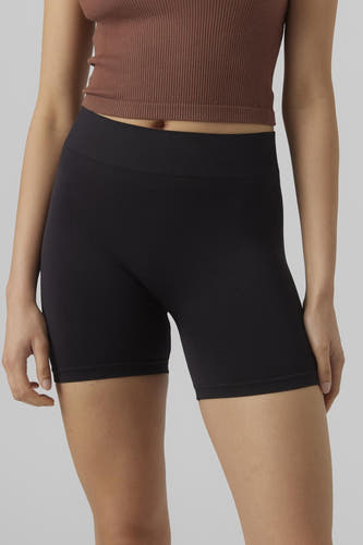Shorty noir de VERO MODA, porté avec un haut marron à manches courtes.