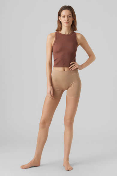 Roze shorty boxers van VERO MODA, gedragen met een bruine top tegen een grijze achtergrond.
