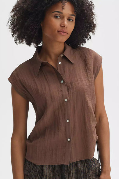 Chemise sans manches marron de OPUS, avec fermeture à boutons et légère texture froissée, portée par un mannequin en vue de face