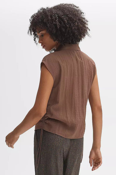 Débardeur marron de OPUS, texture douce, dos avec volants, modèle de profil